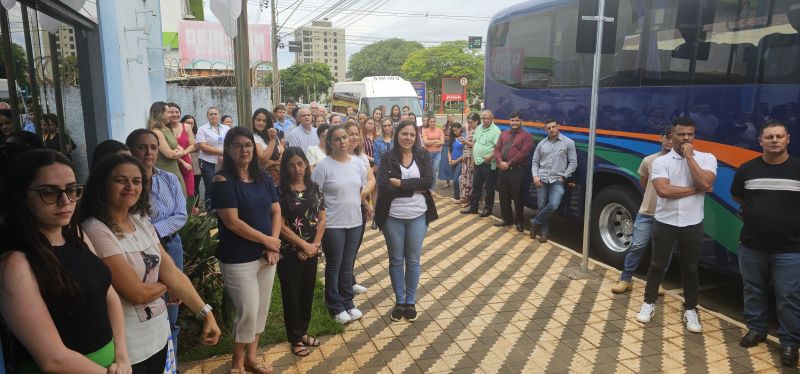 Prefeitura entrega para Associação dos Estudantes - AEUP, 3 Ônibus e 1 Van.